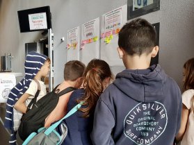 Des enfants vus de dos en train de parler entre eux