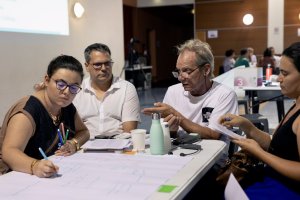Atelier avec quatre personnes dont une qui écrit sur une affiche